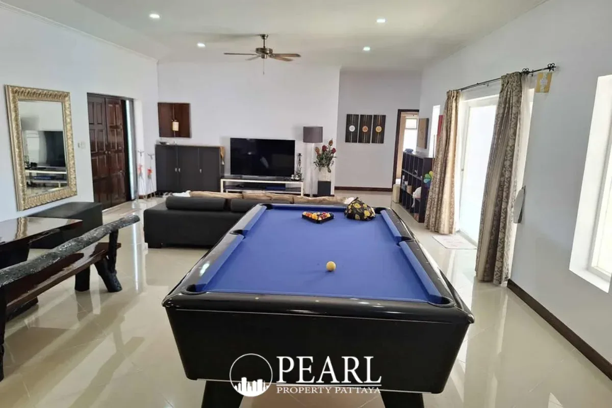 3 Bedroom House for Sale in Paragon Park Village spacious living room