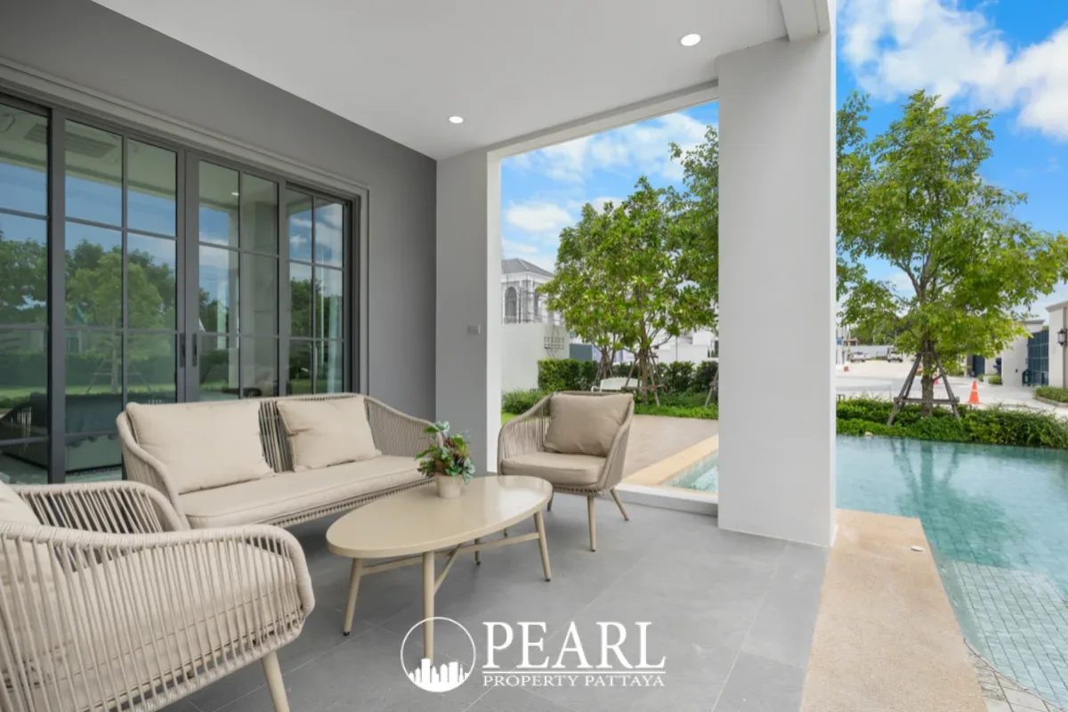 4 Bedroom House for Sale in The Palm Grandio's spacious living room