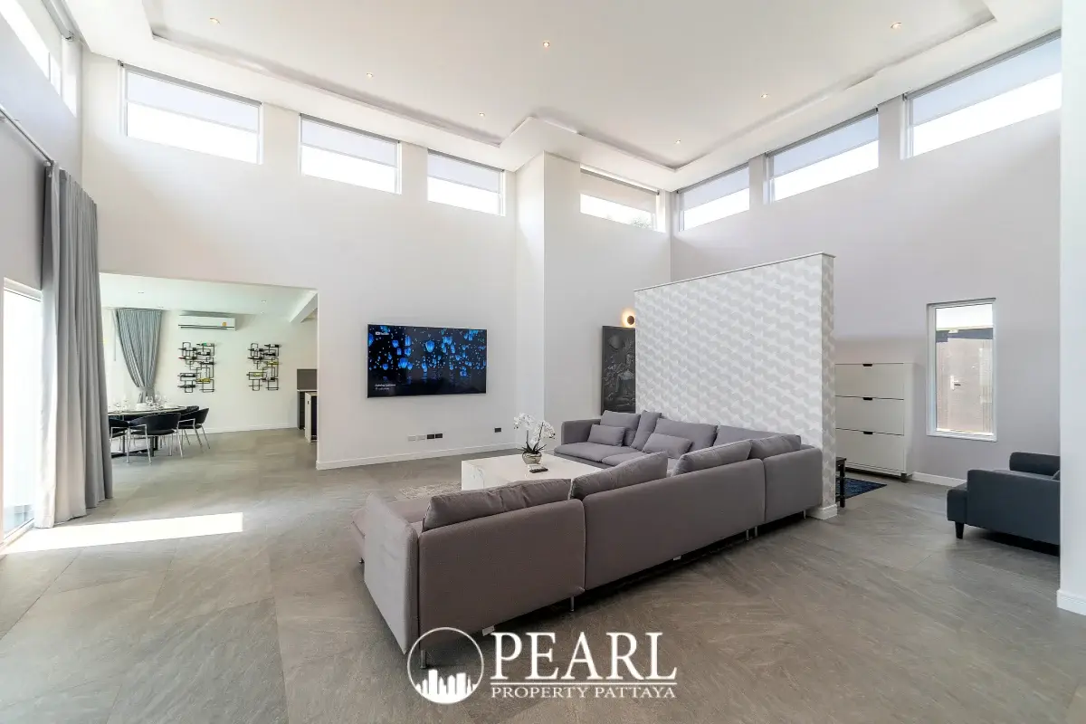 6 Bedroom House for Sale in Central Pattaya master bedroom with en-suite