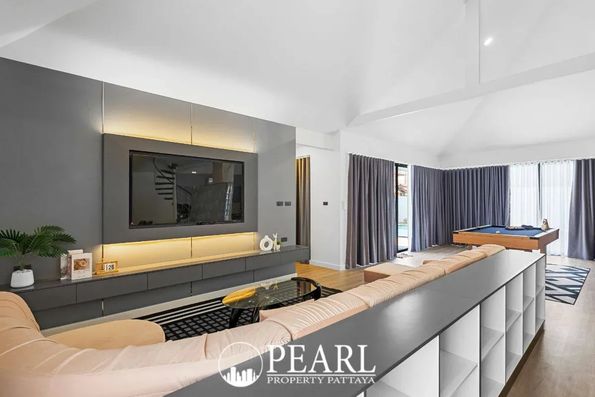 3 Bedroom House for Sale in East Pattaya master bedroom with en-suite