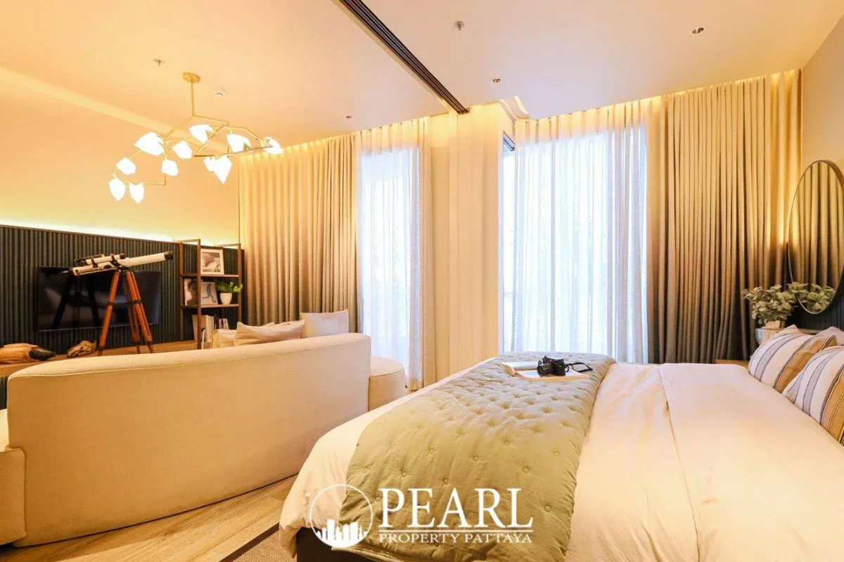 1 Bedroom Condo for Sale in Arom Jomtien large infinity swimming pool overlooking the ocean