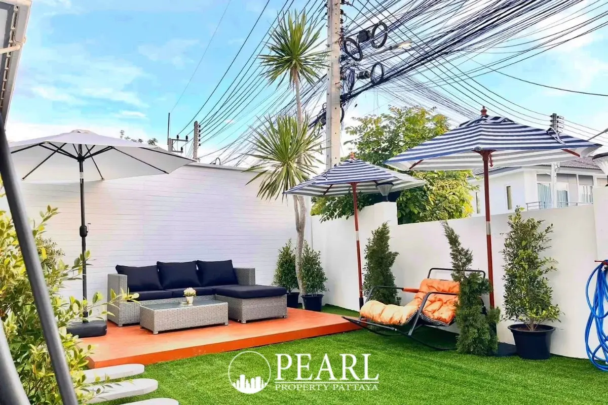 3 Bedroom House for Sale at Baan Pruksa Nara Chaiyapruek: outdoor patio with artificial grass, lounge set, and umbrellas.
