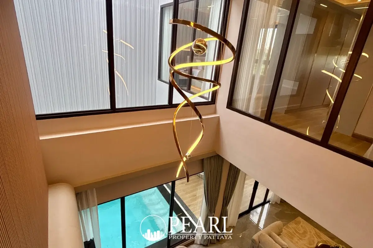 4 Bedroom House for Sale in Tree Villa spacious living room