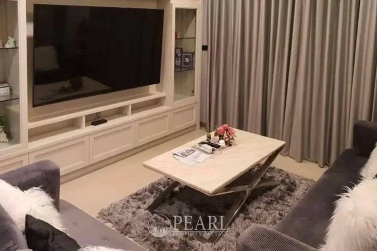 4 Bedroom House for Sale in East Pattaya spacious living room