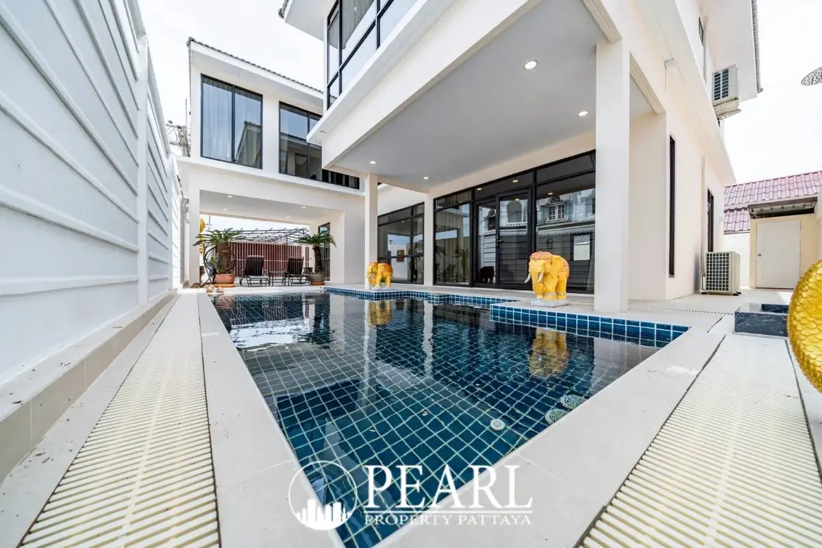 7 Bedroom House for Sale in Pattaya spacious living room