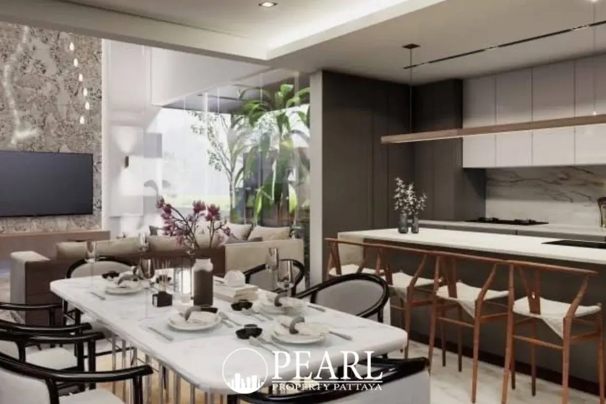 5 Bedroom House for Sale in L Pattaya master bedroom with en-suite bathroom