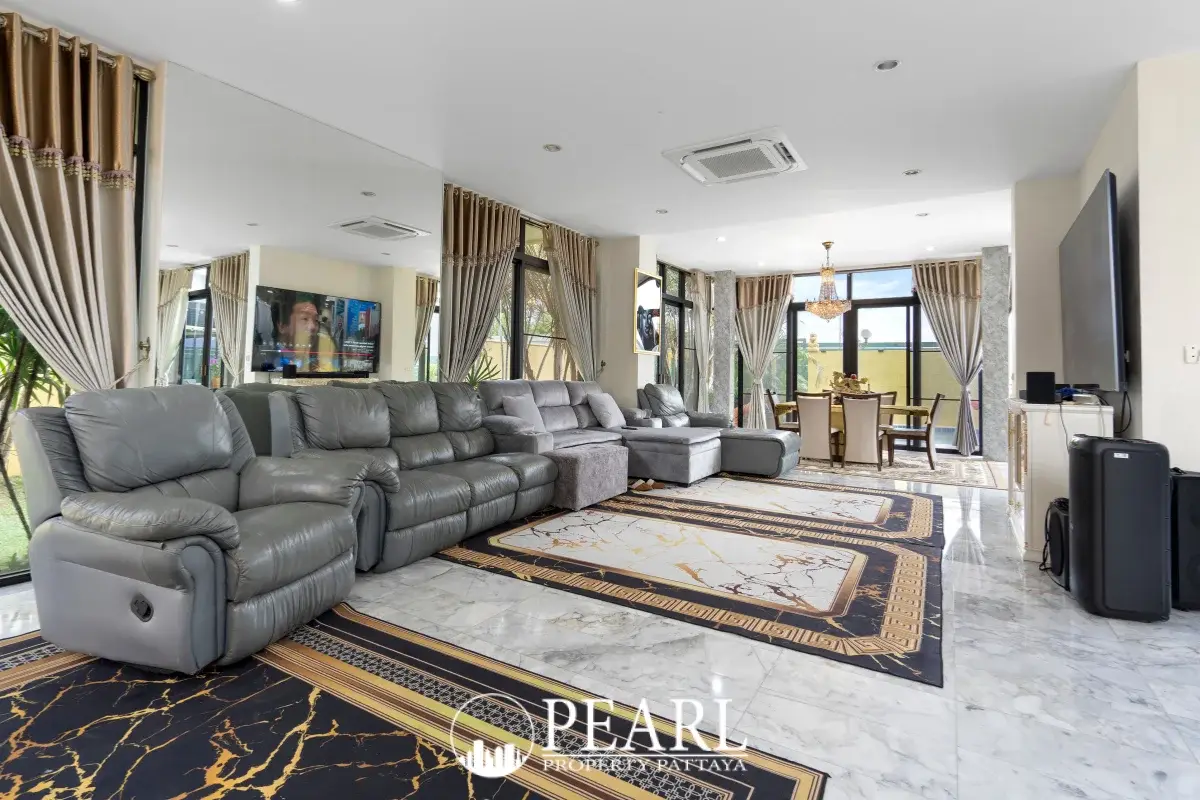 5 Bedroom House for Sale in Pattaya Paradise Village 2 master bedroom with en-suite