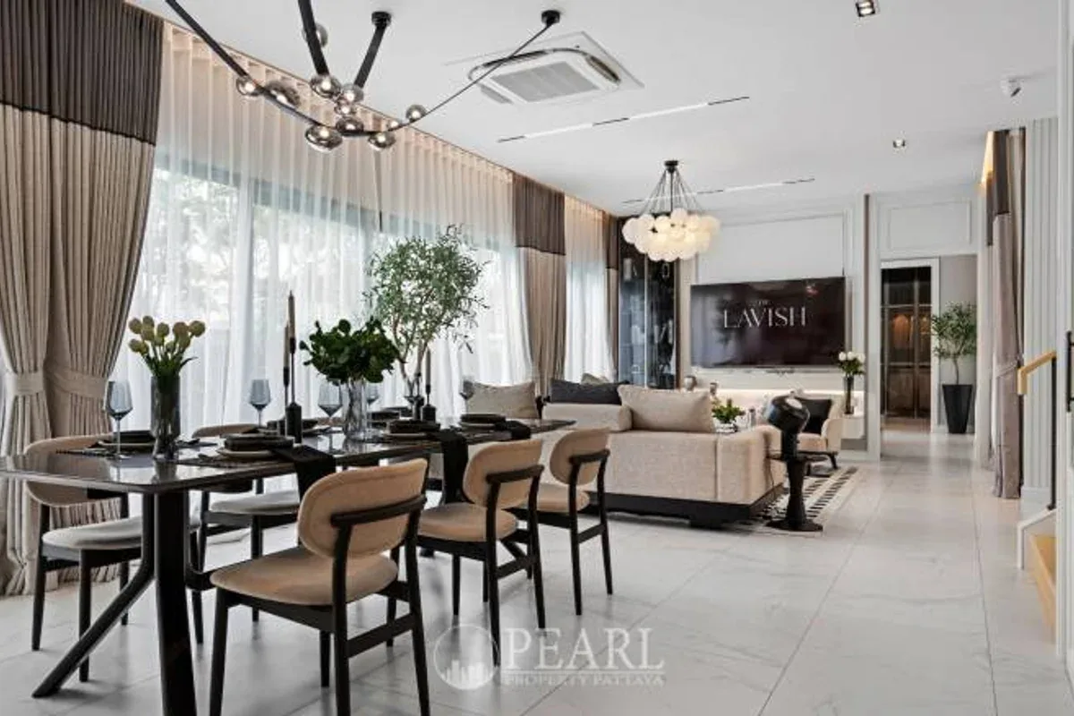 4 Bedroom House for Sale in The Lavish spacious living room