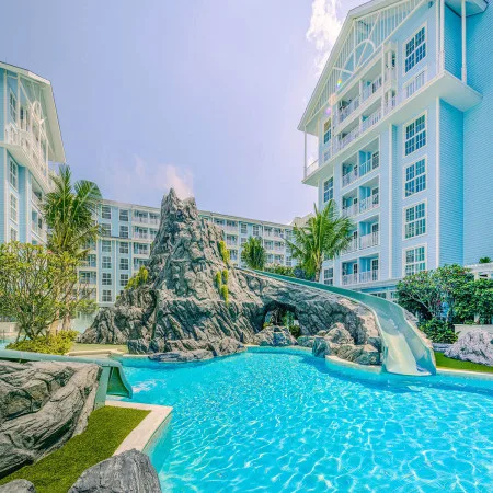 1 Bedroom Condo for Sale in Grand Florida Beachfront Condo Resort Pattaya spacious bedroom with king-size bed
