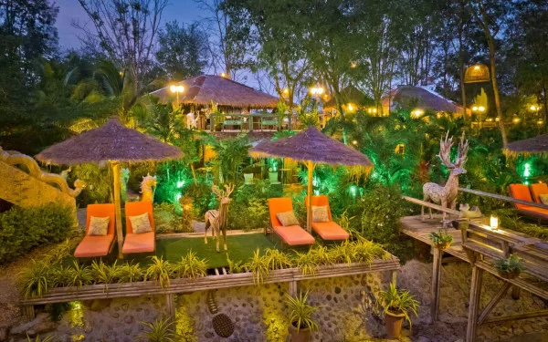 10 Bedroom House for Sale in Bang Saray gourmet kitchen with island and appliances