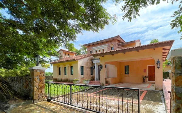 3 Bedroom House for Sale in Nusa Chivani Pattaya spacious living room