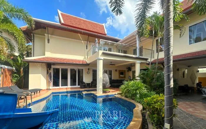 3 Bedroom House for Sale in Chateau Dale spacious living room