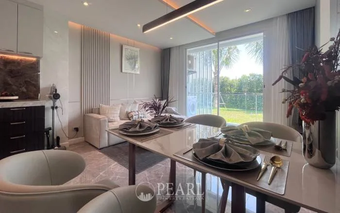 2 Bedroom Condo for Sale in The Coral Pattaya fully equipped kitchen with island