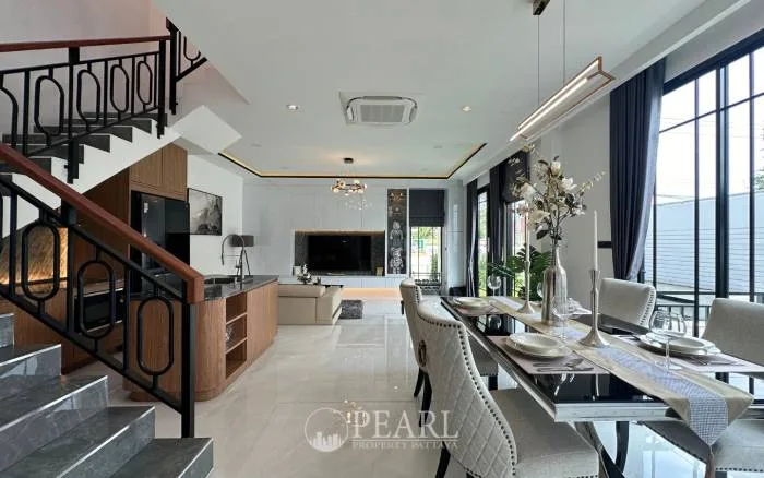 3 Bedroom Townhouse for Sale at Glam Boonsampan 6 master bedroom with ensuite bathroom
