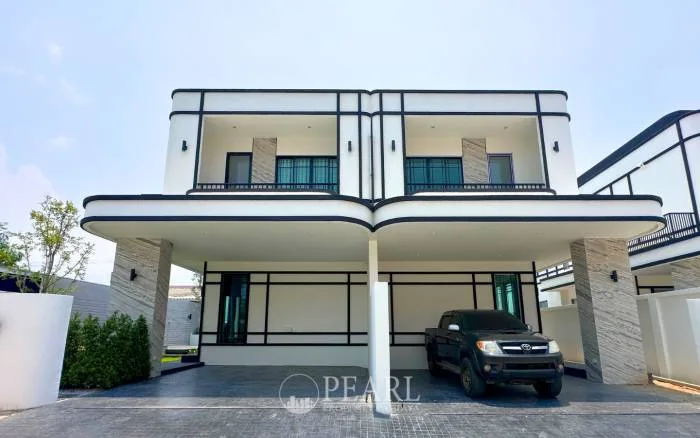 3 Bedroom Townhouse for Sale at Glam Boonsampan 6 spacious living room with natural light