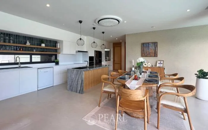 4 Bedroom Villa for Sale in Nong Pla Lai master bedroom with ensuite bathroom