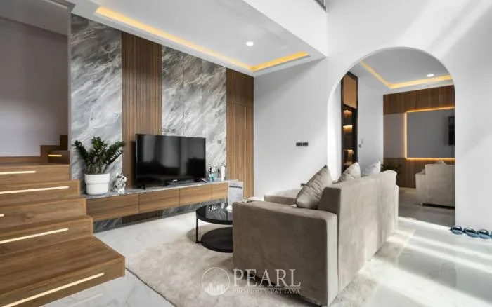 4 Bedroom House for Sale in The Cave Ville master bedroom with ensuite