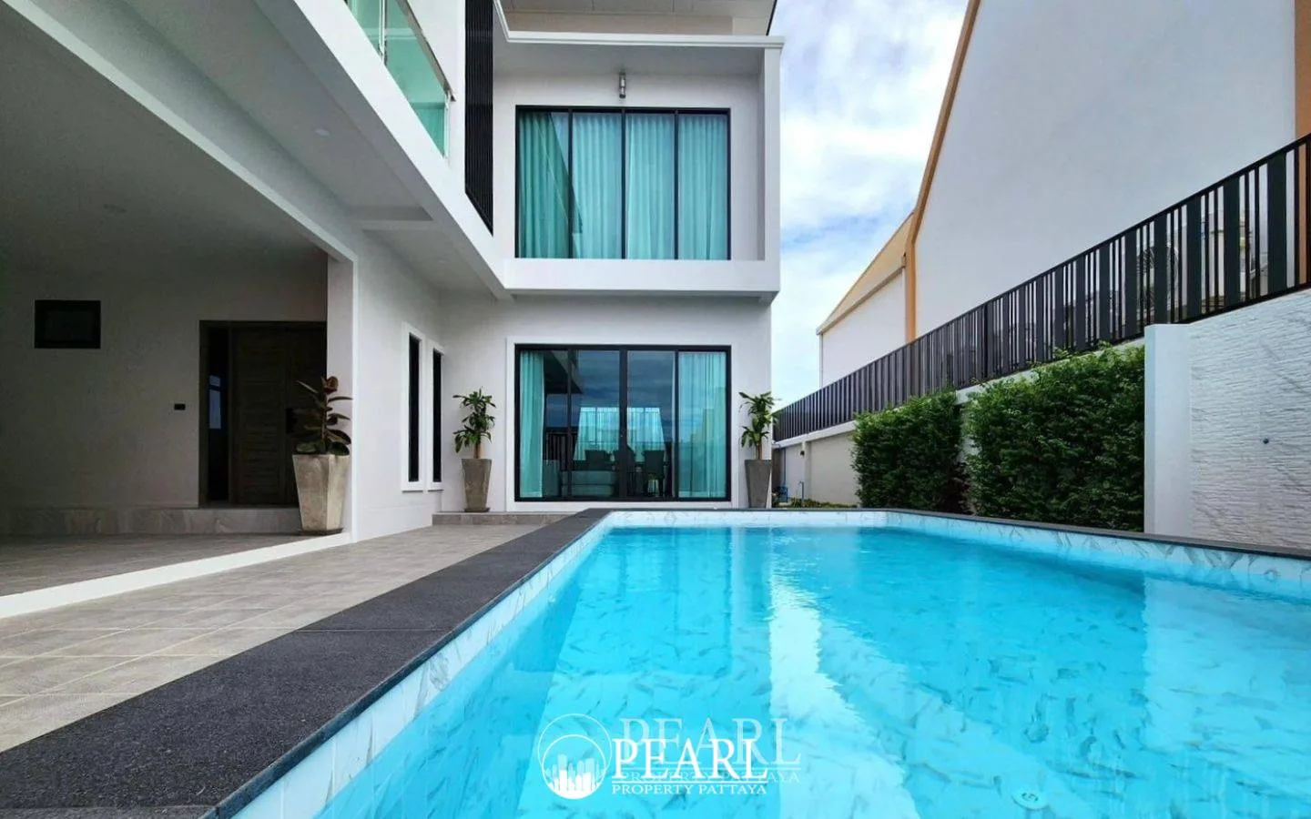 4 Bedroom House for Sale in Central Pattaya spacious living room