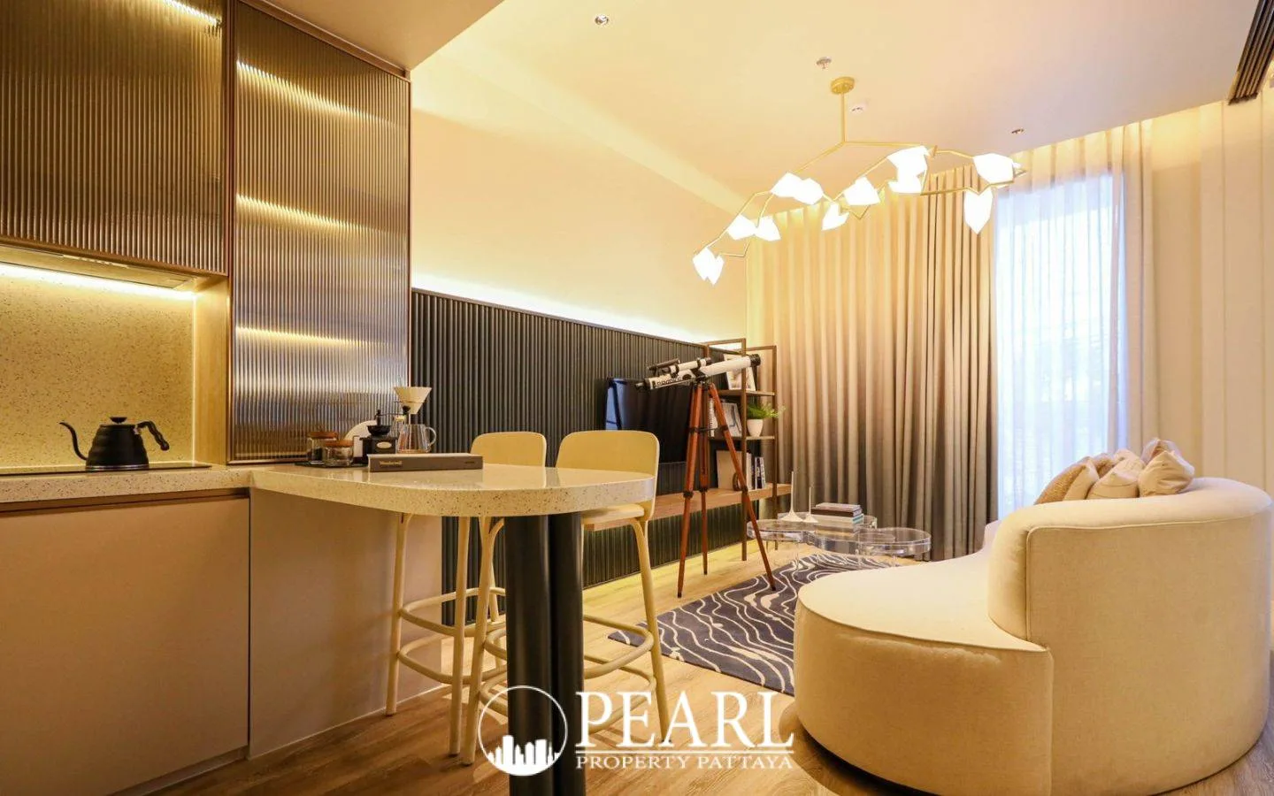 1 Bedroom Condo for Sale in Arom Jomtien fully equipped kitchen with dining area