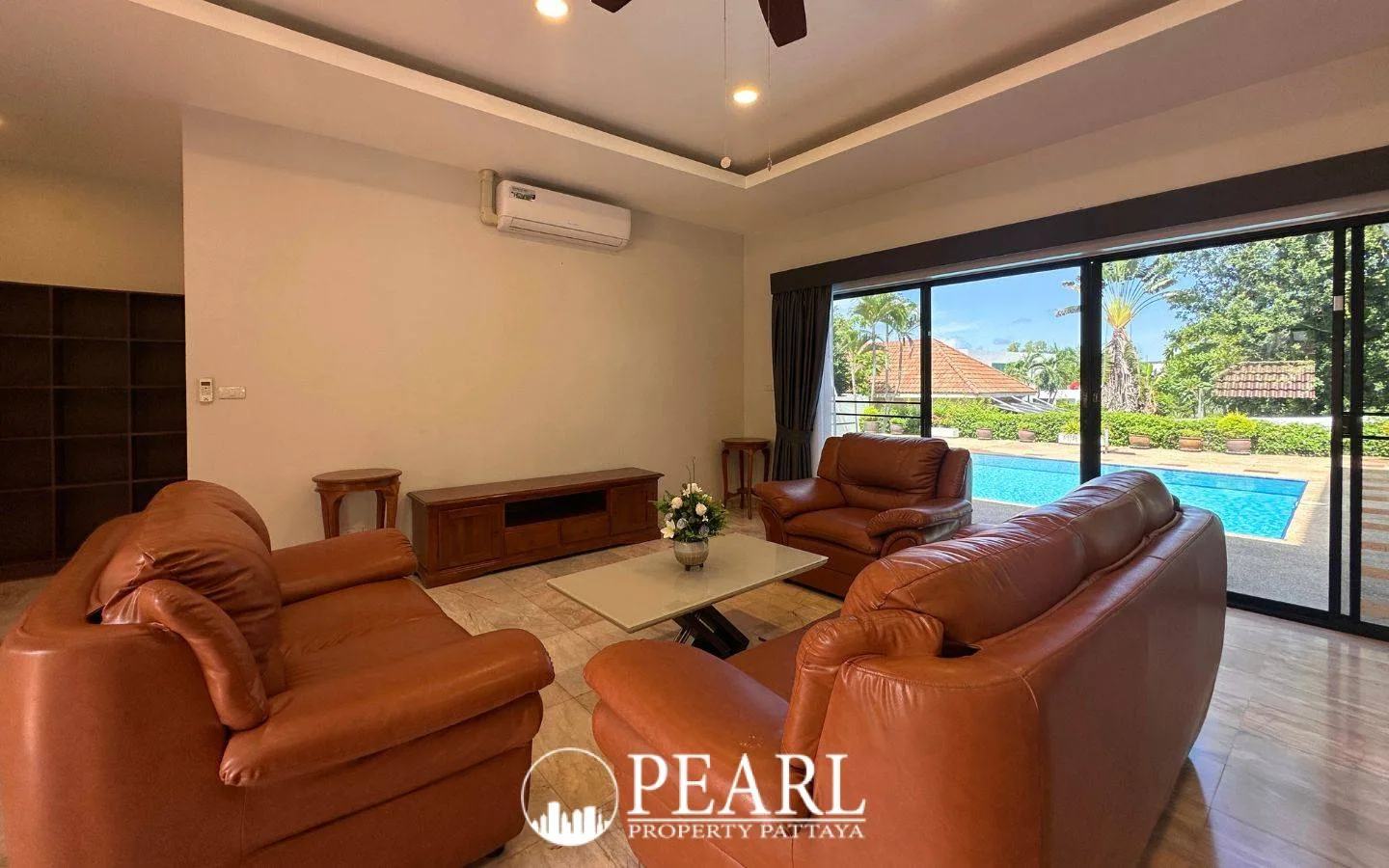 5 Bedroom House for Sale in Central Pattaya master bedroom with en-suite