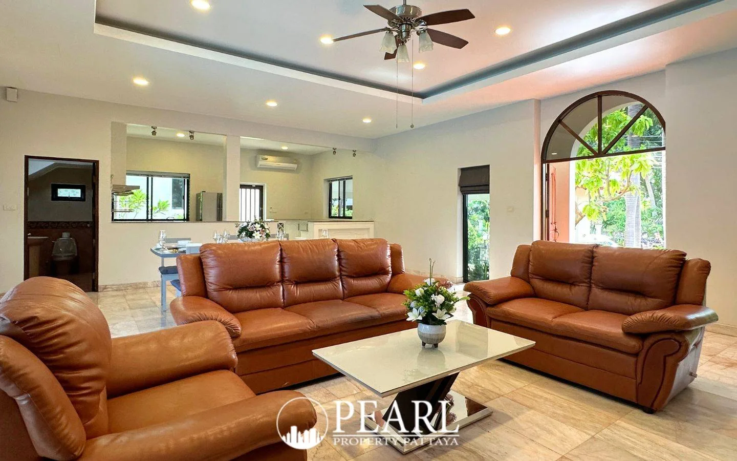 5 Bedroom House for Sale in Central Pattaya master bedroom with en-suite