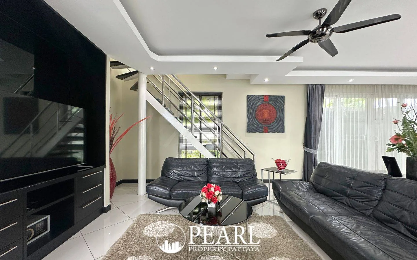 5 Bedroom House for Sale in Palm Oasis Villas master bedroom