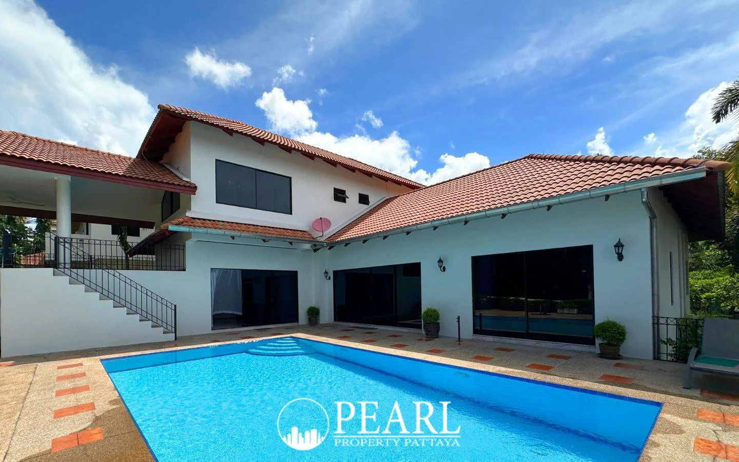 5 Bedroom House for Sale in Central Pattaya spacious living room