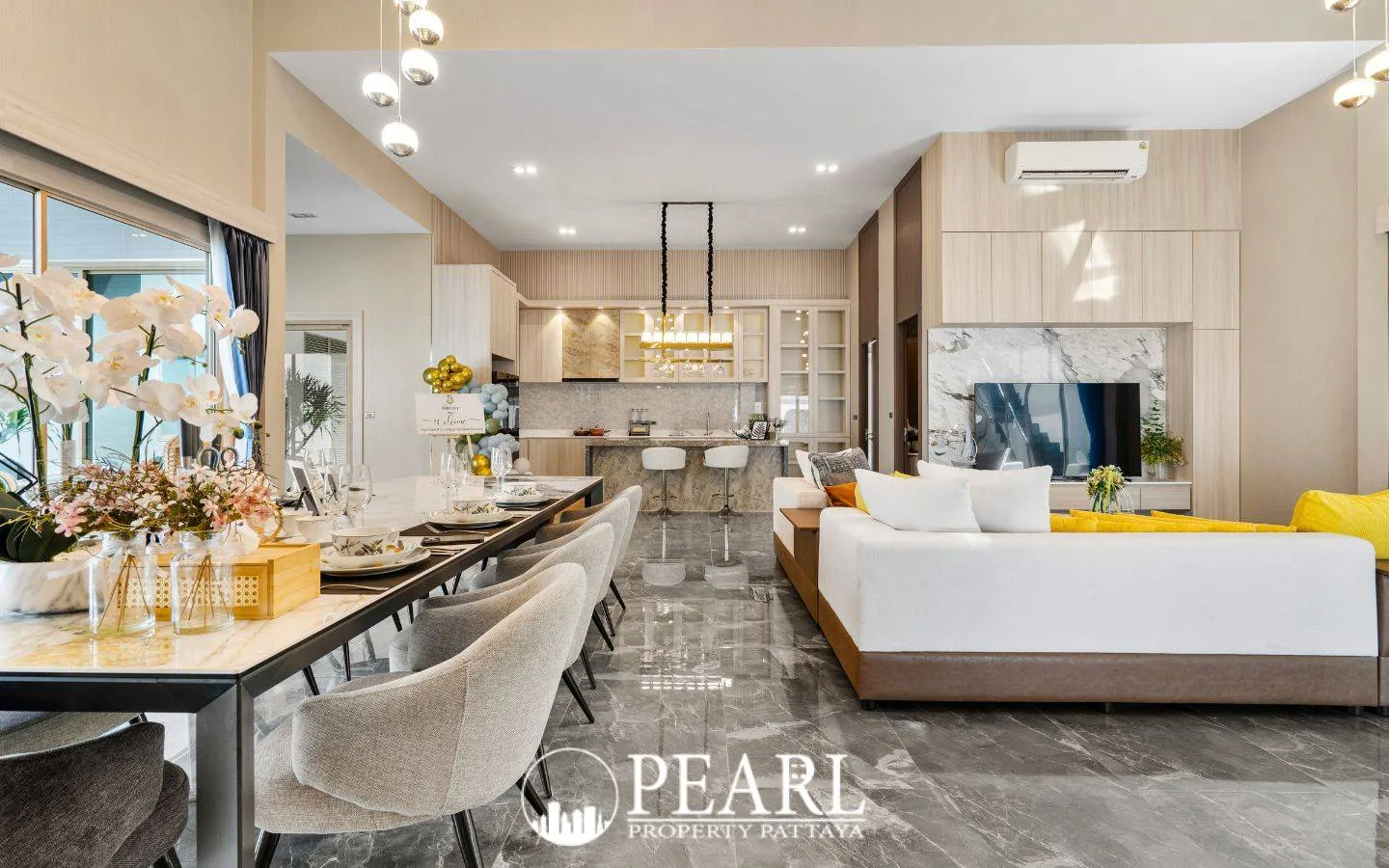 4 Bedroom Villa for Sale in Nong Prue spacious living room