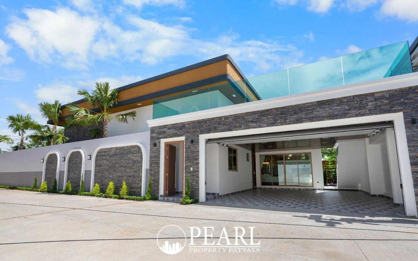 4 Bedroom Villa for Sale in Nong Prue private swimming pool