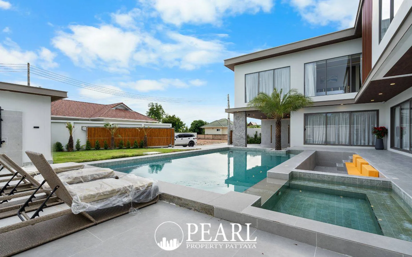 7 Bedroom House for Sale in Huay Yai spacious living room