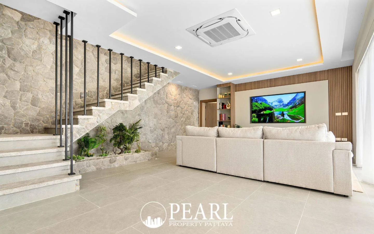 7 Bedroom House for Sale in Huay Yai master bedroom