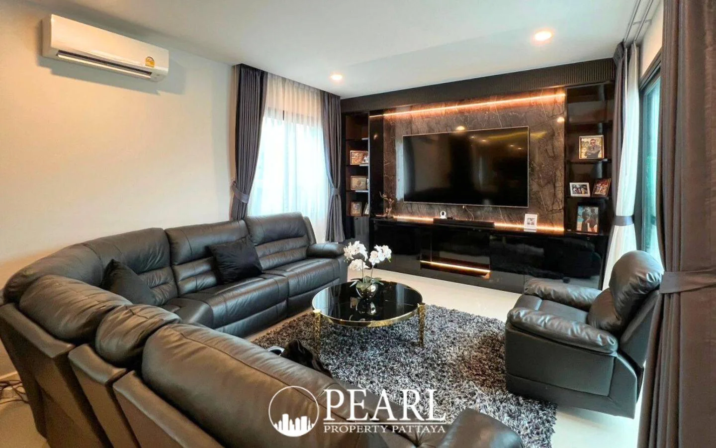 3 Bedroom House for Sale in Patta Ville modern kitchen with island