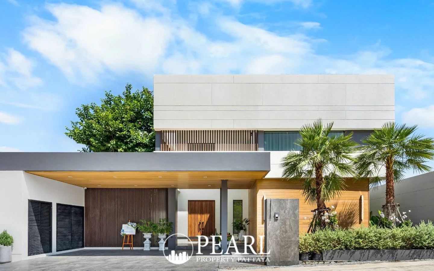 5 Bedroom House for Sale in Central Pattaya swimming pool and patio