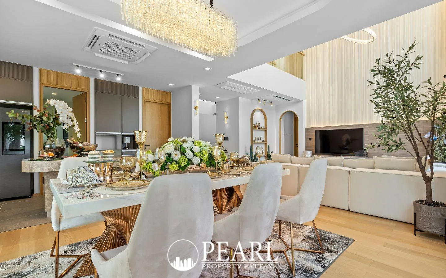 5 Bedroom House for Sale in Central Pattaya spacious living room