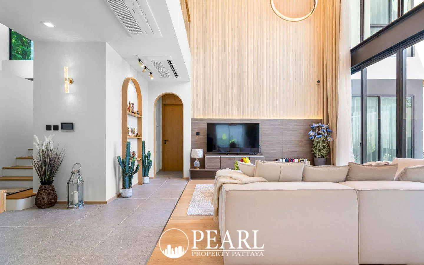 5 Bedroom House for Sale in Central Pattaya elegant dining area