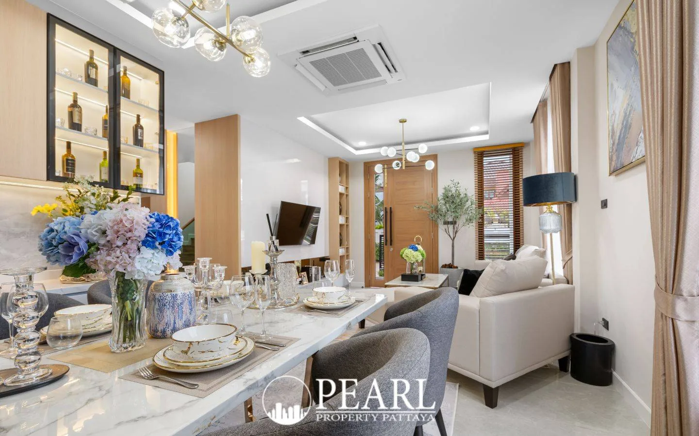 4 Bedroom House for Sale in Huay Yai master bedroom with ensuite