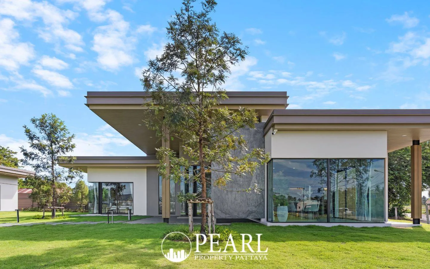 3 Bedroom House for Sale in Baan Pattaya 7 (Ascent) spacious living room