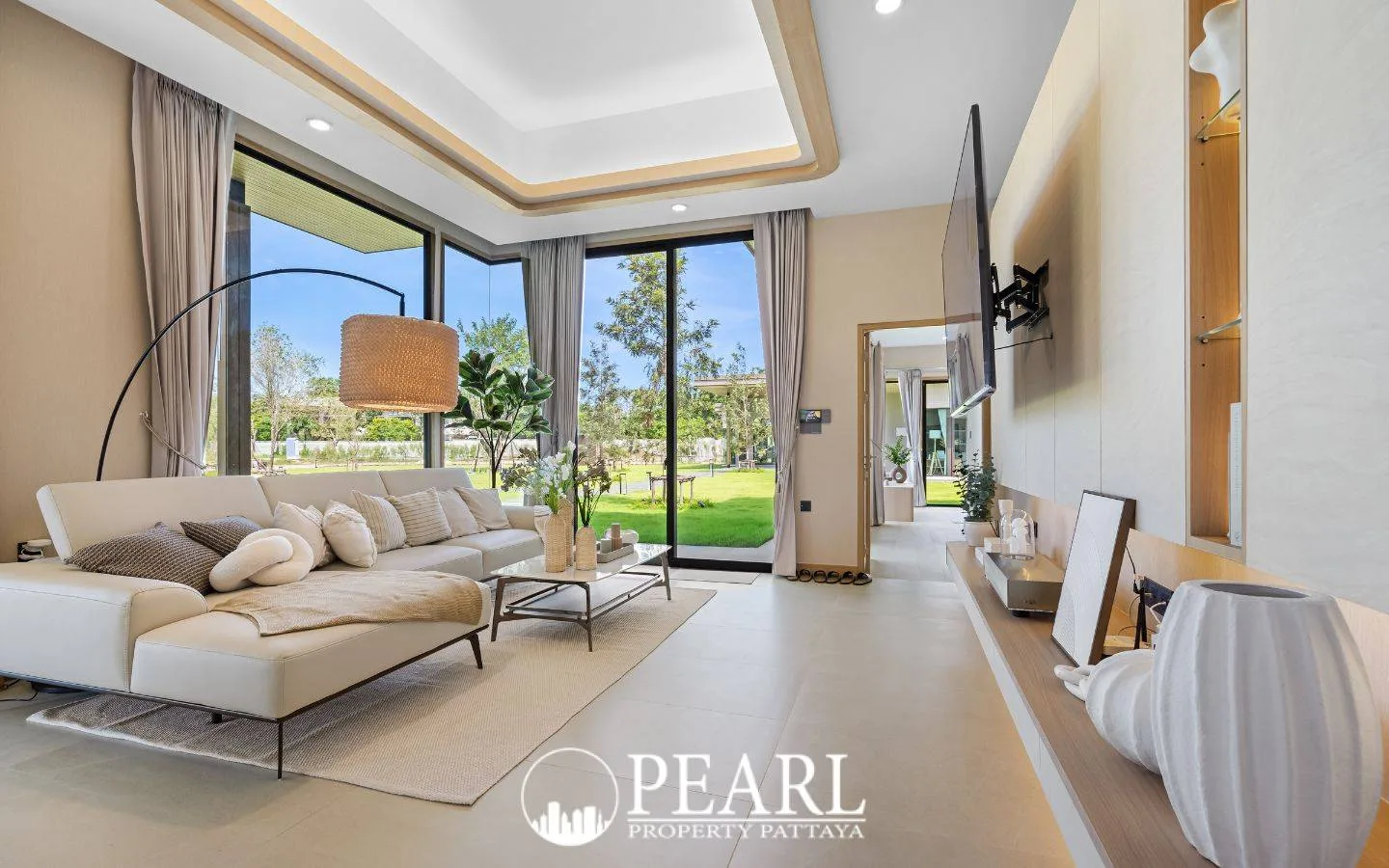 3 Bedroom House for Sale in Baan Pattaya 7 (Ascent) modern kitchen with island