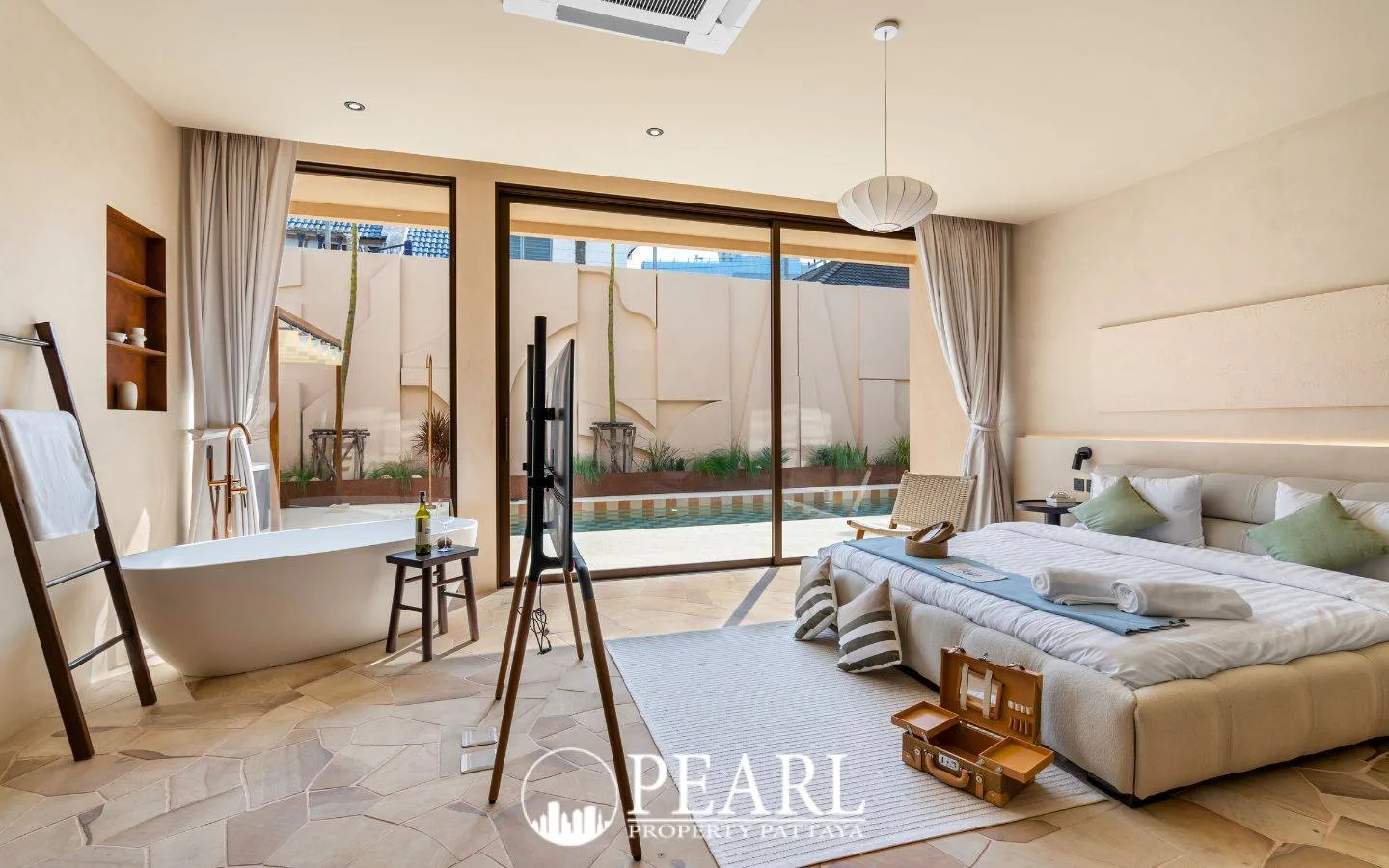 5 Bedroom House for Sale in Villa Barrera master bedroom with ensuite