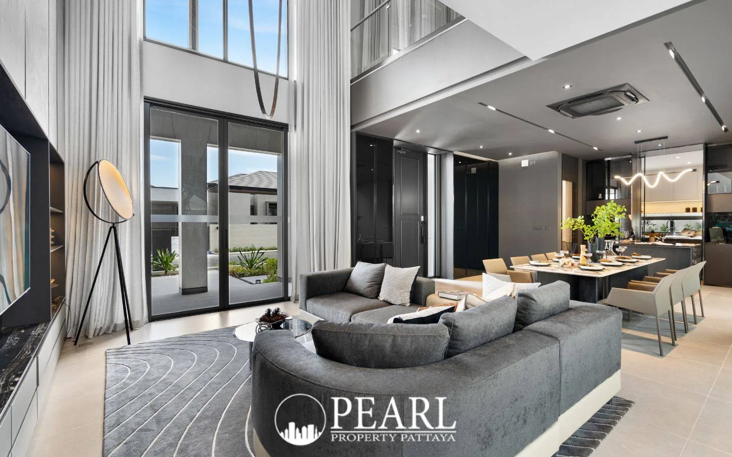 5 Bedroom Villa for Sale in Nong Prue lush tropical garden