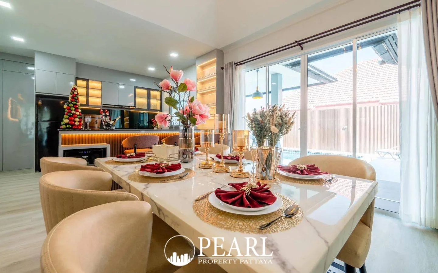 4 Bedroom House for Sale in L Pattaya master bedroom