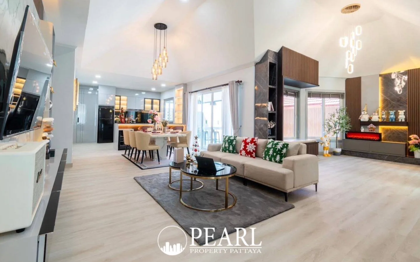 4 Bedroom House for Sale in L Pattaya spacious living room