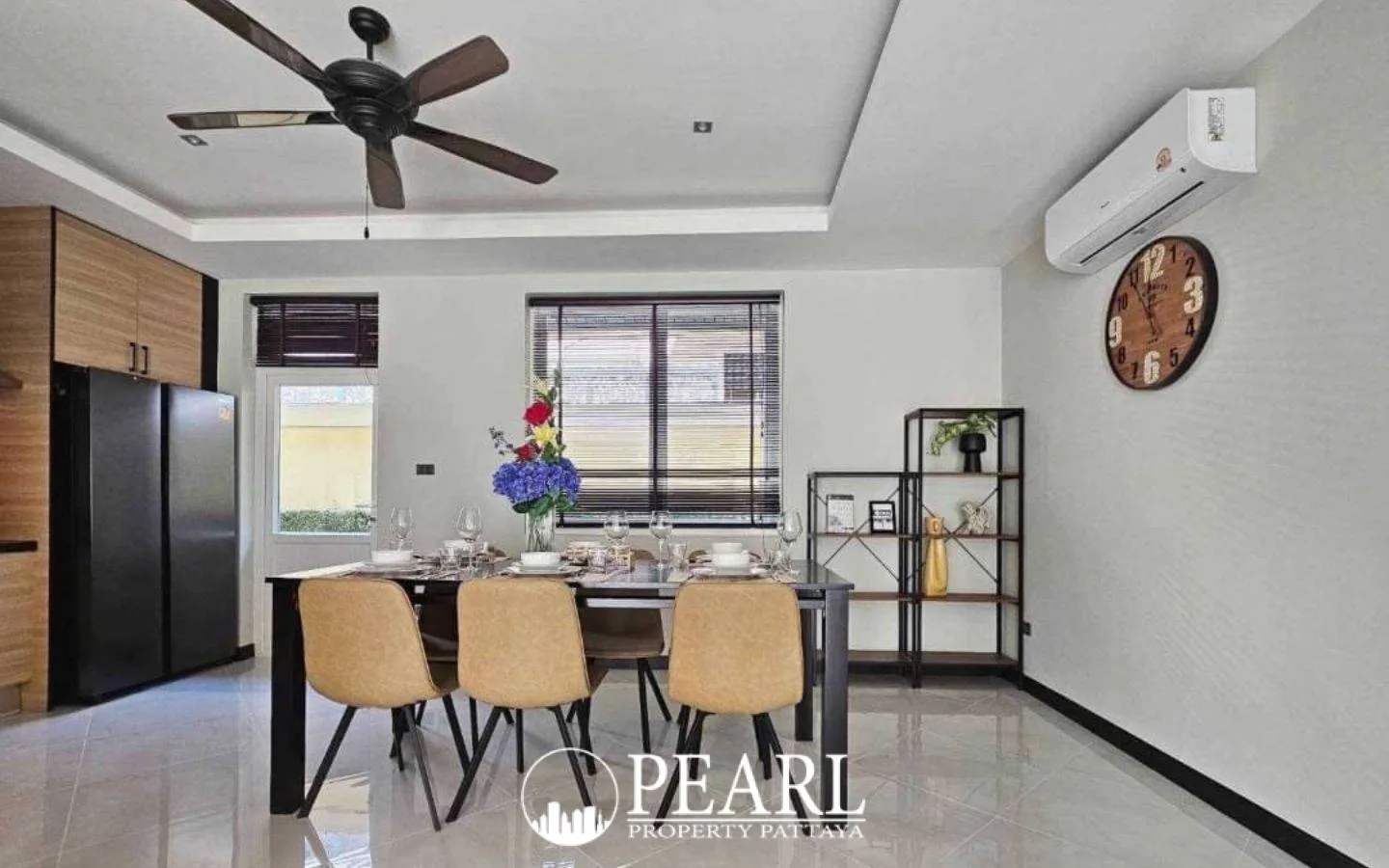 4 Bedroom House for Sale in East Pattaya spacious living room
