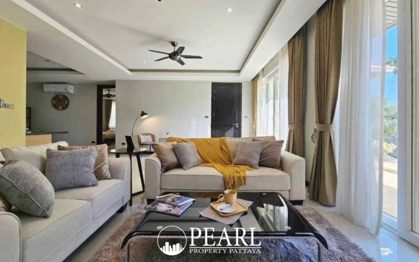 4 Bedroom House for Sale in East Pattaya master bedroom with ensuite