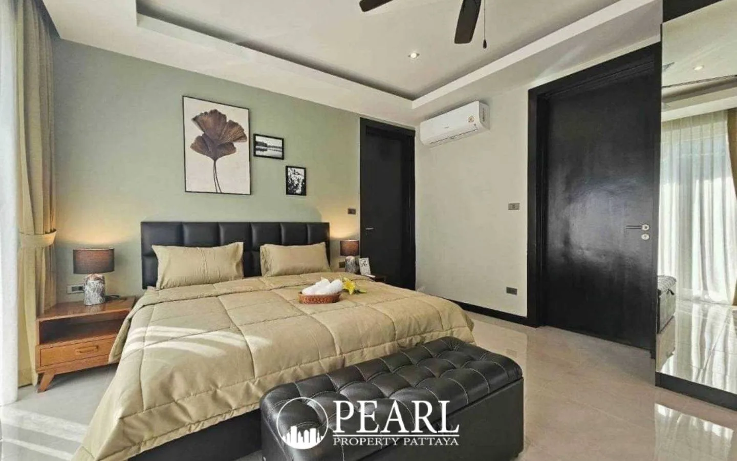 4 Bedroom House for Sale in East Pattaya modern kitchen with island