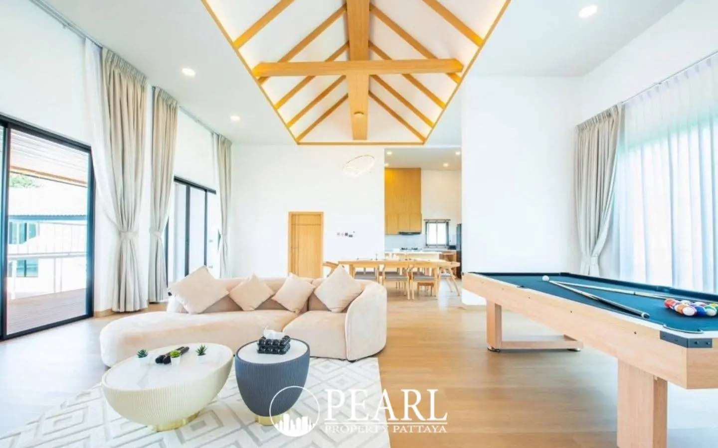 5 Bedroom House for Sale in Huay Yai master bedroom with ensuite