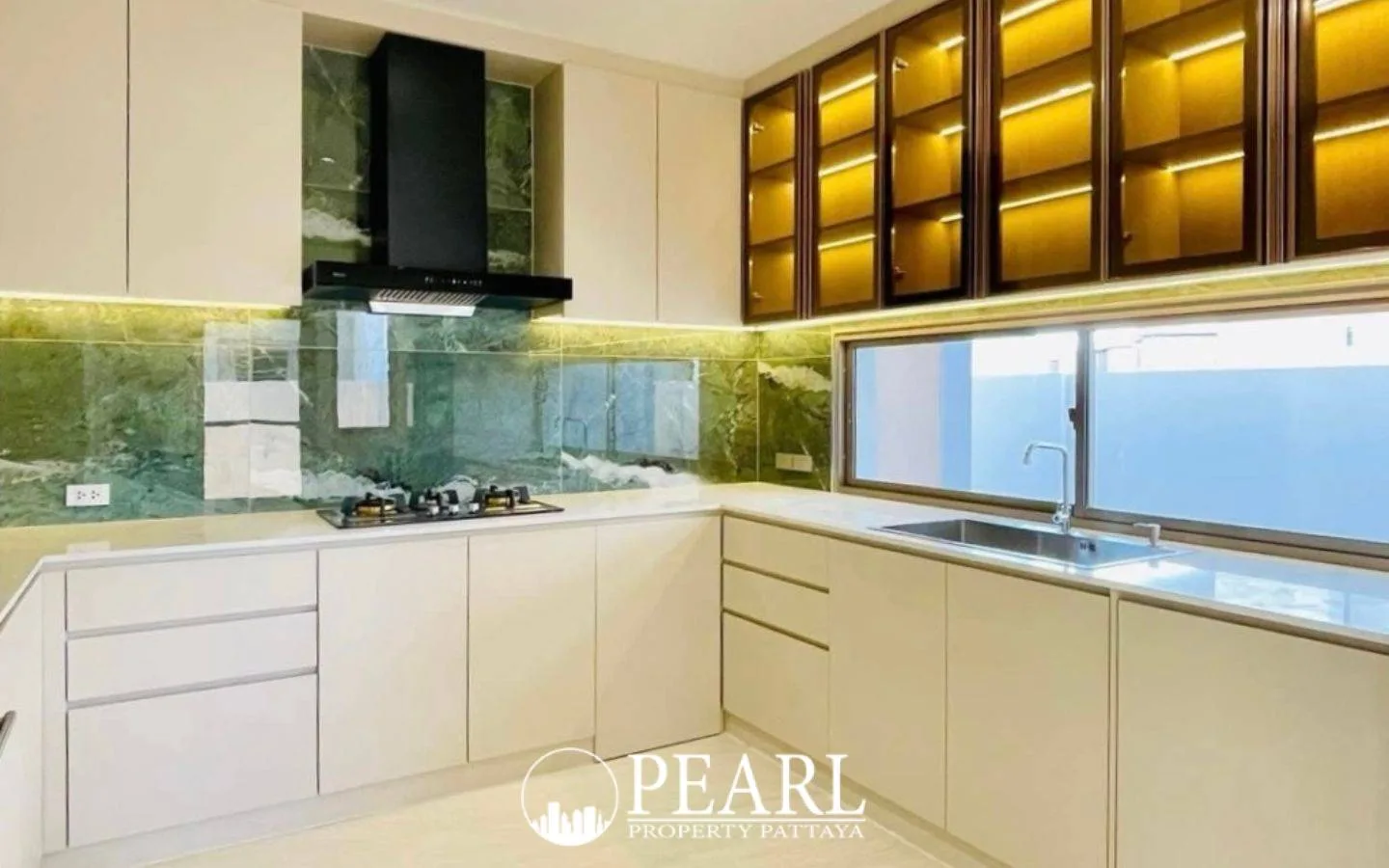 4 Bedroom House for Sale in Horizon By Patta modern kitchen with island