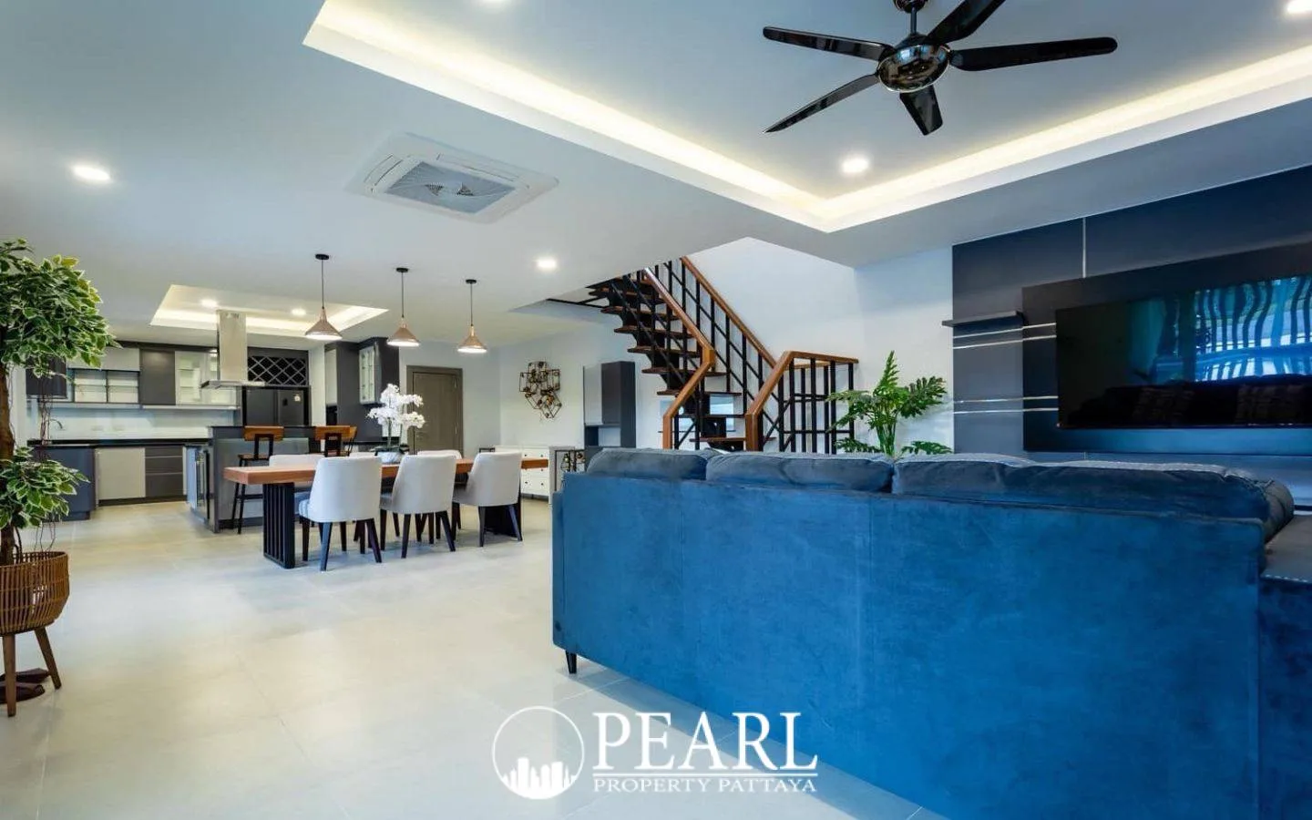 4 Bedroom House for Sale in East Pattaya master bedroom with ensuite