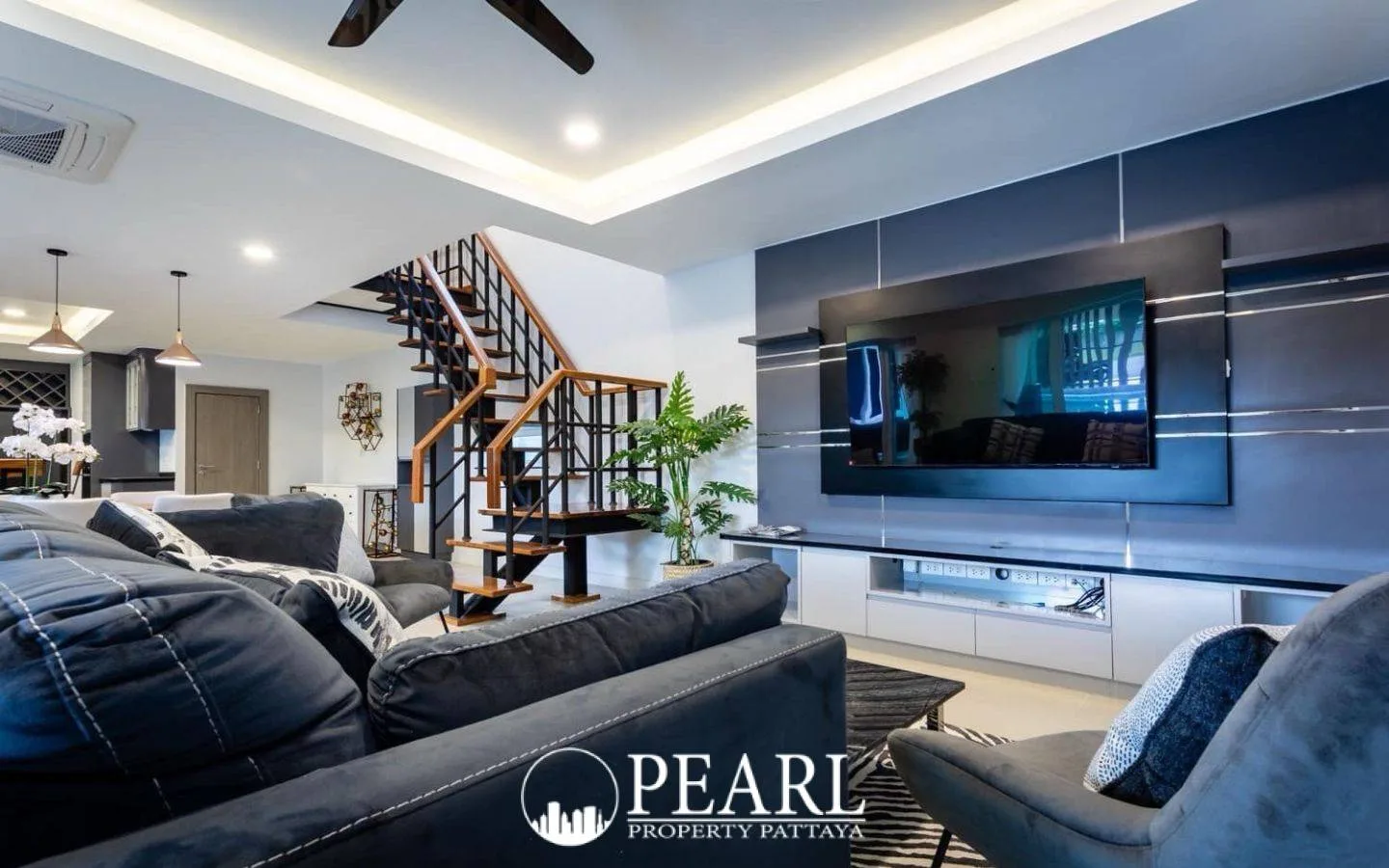 4 Bedroom House for Sale in East Pattaya spacious living room