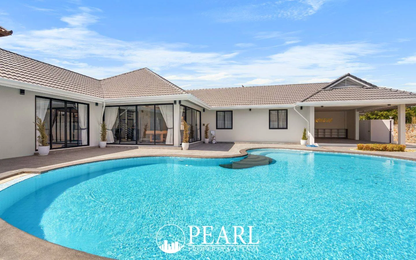 3 Bedroom House for Sale in East Pattaya spacious living room